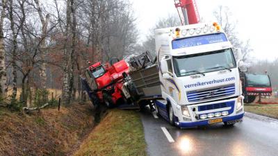 Zware vrachtwagen raakt in greppel bij Drentse Papenvoort - Blik op nieuws