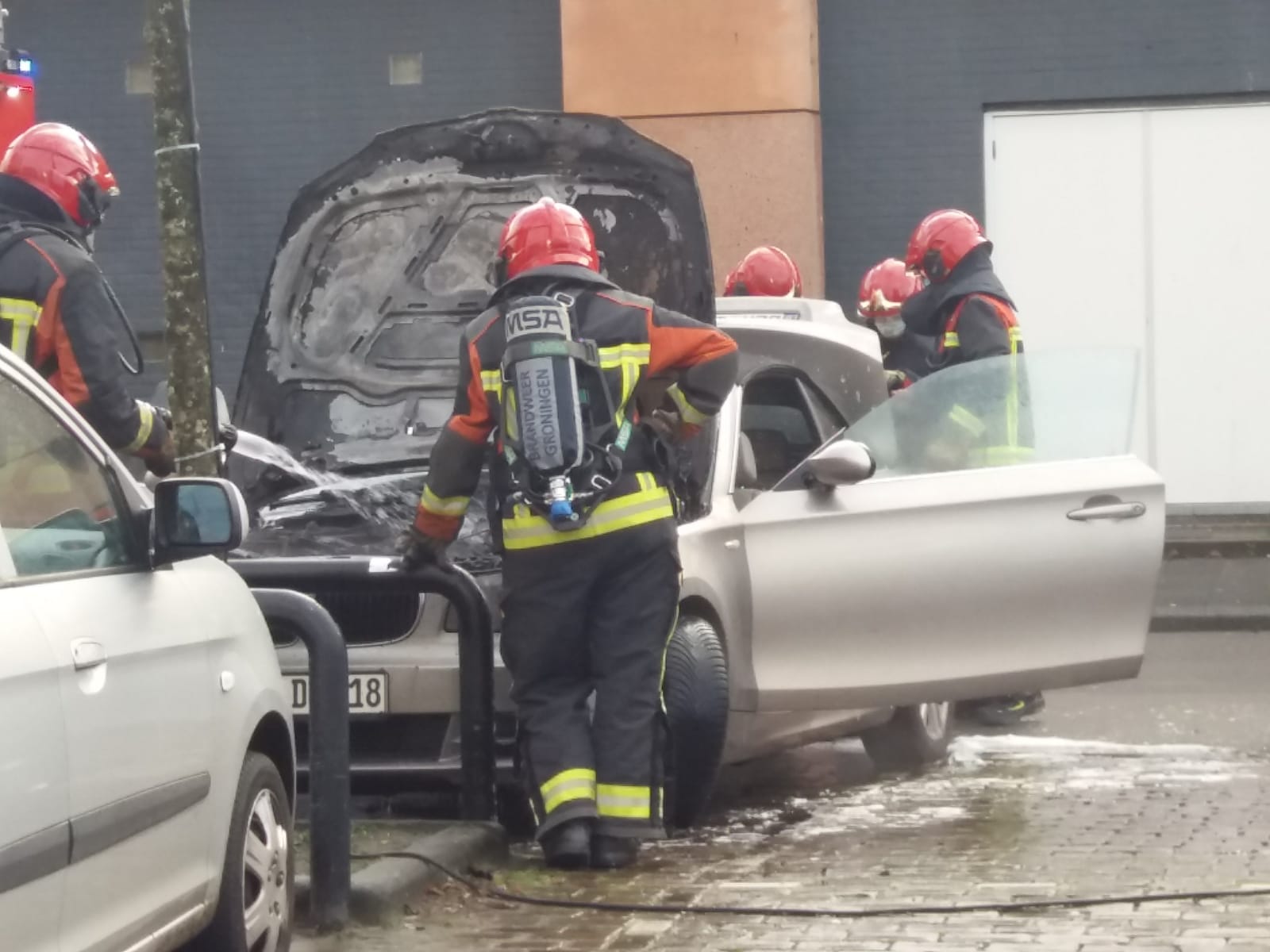 Brandweer bij uitgebrande auto