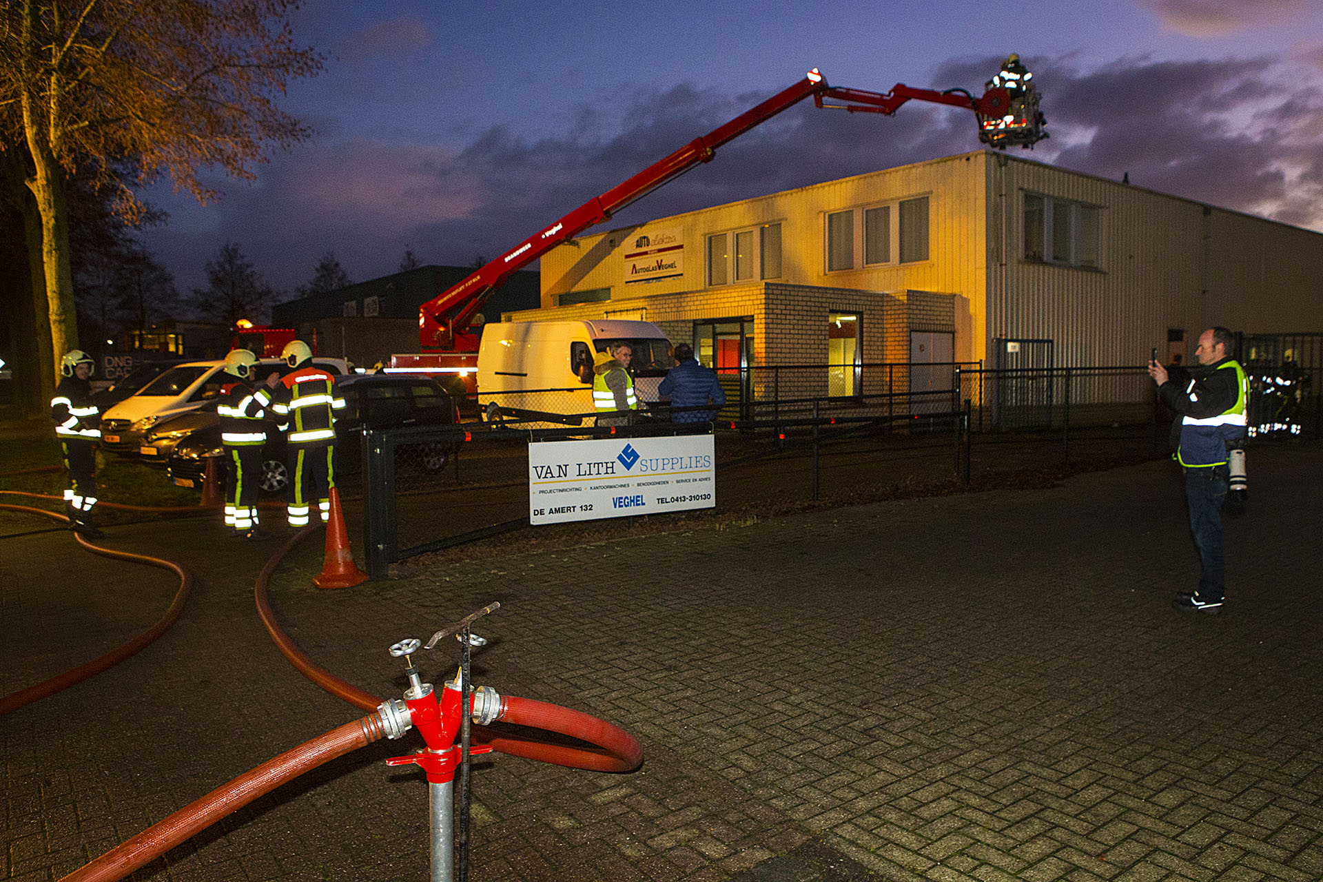 Filter in afzuiginstallatie vat vlam bij autobedrijf in Veghel