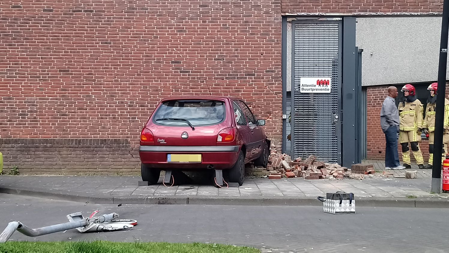 Auto rijdt tegen woning in Amsterdam