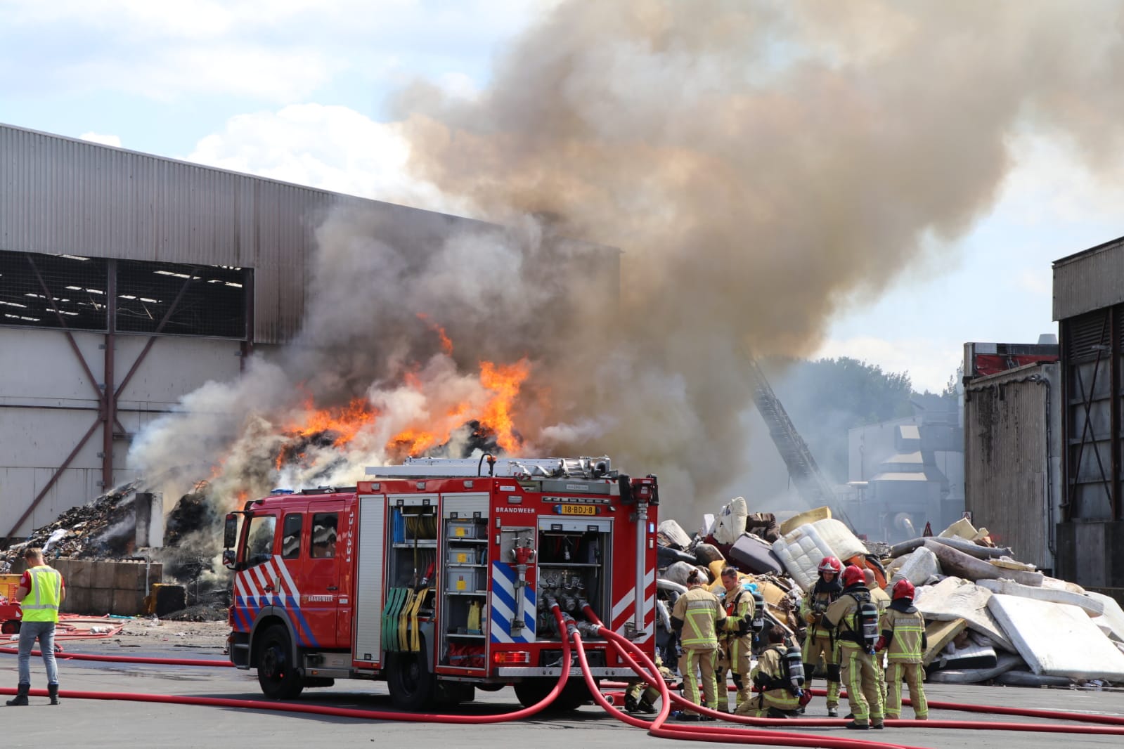 Foto van brand bij recyclebedrijf