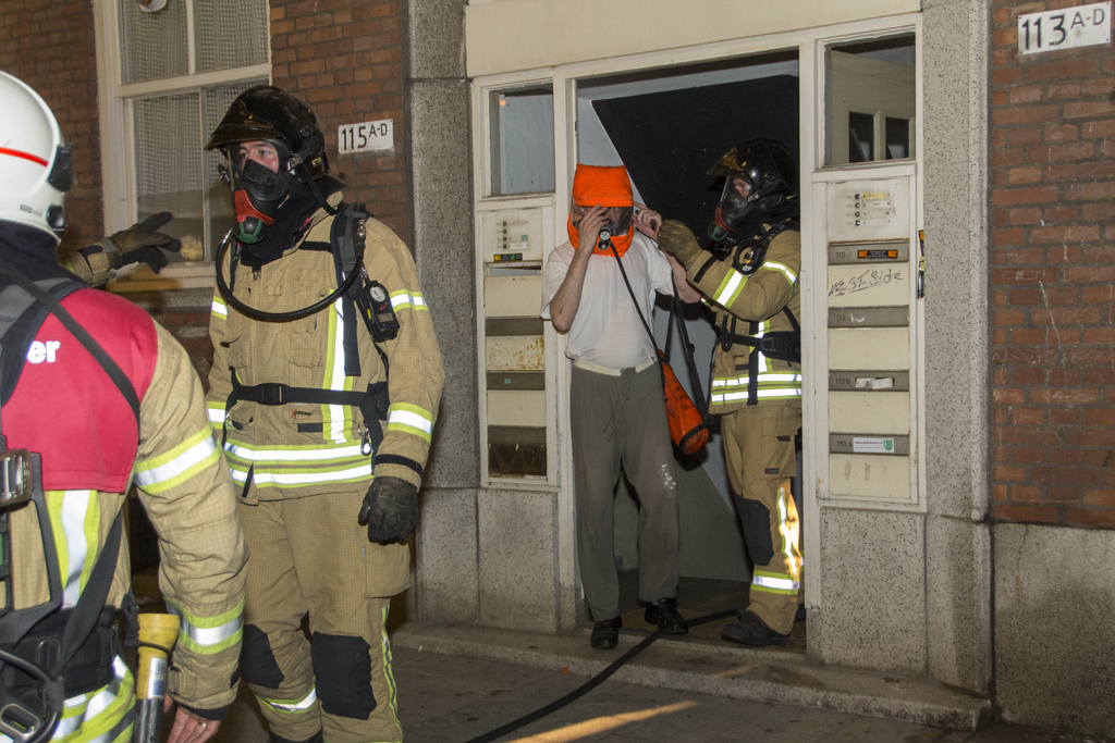 Bewoners uit flat gehaald tijdens brand