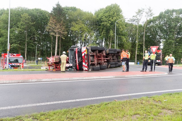 Gekantelde vrachtwagen op rotonde