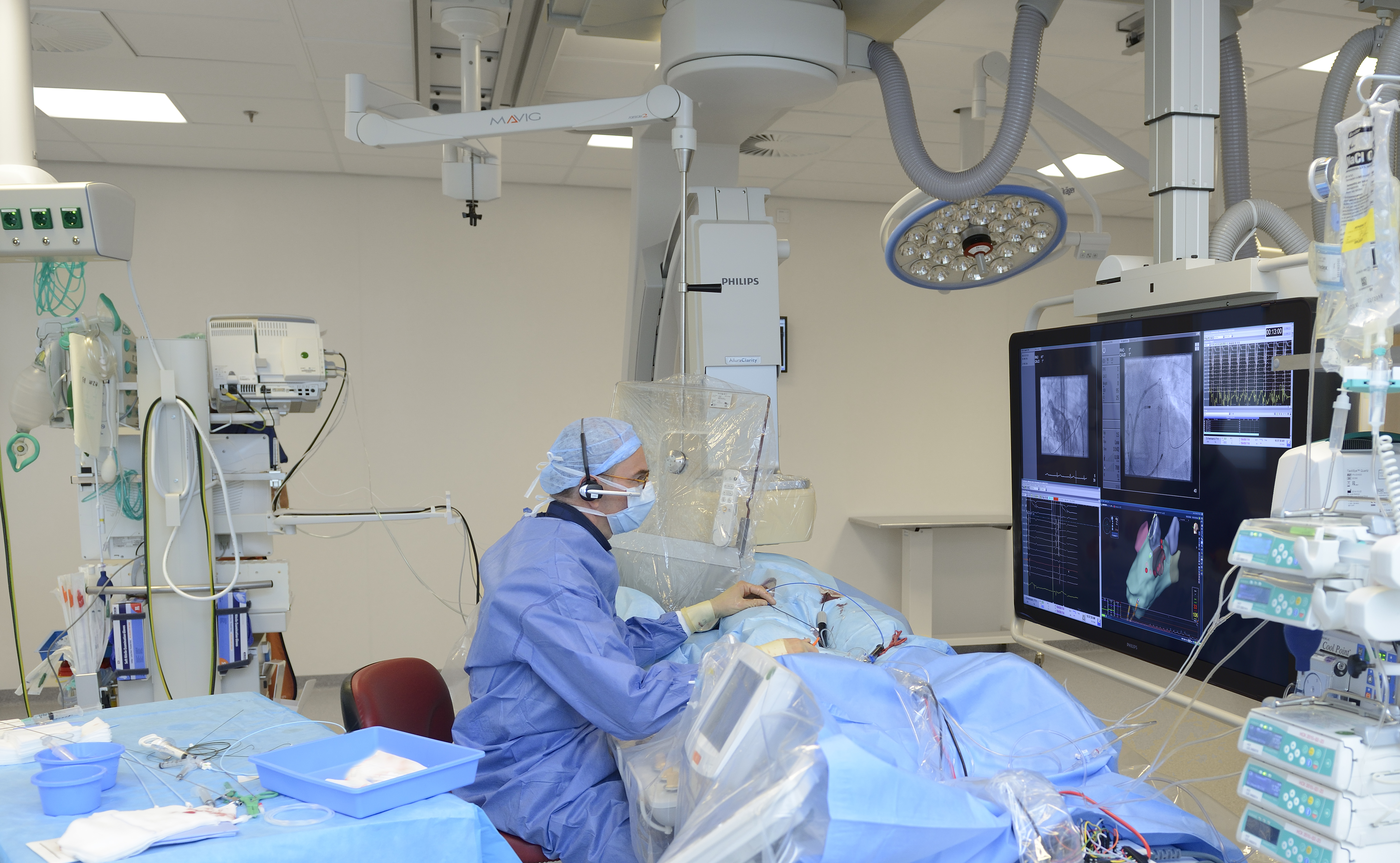 Cardioloog dr. Pepijn van der Voort op een hartcathetherisatiekamer in het Catharina Ziekenhuis