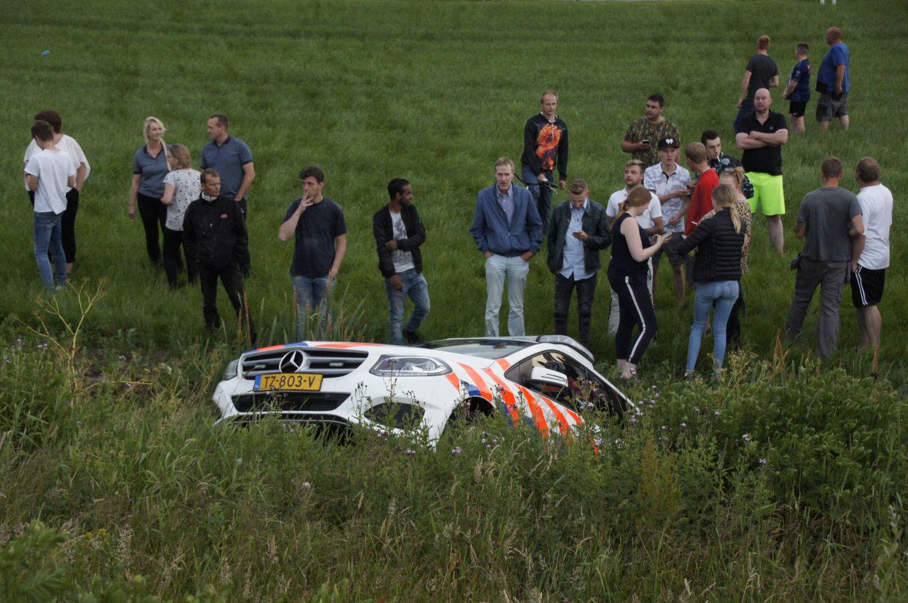 Politieauto naast de weg