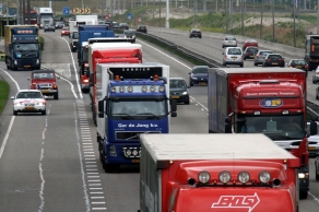Foto van vrachtwagens op snelweg | Archief FBF.nl