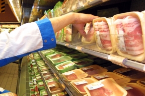 Foto van consument in supermarkt | Archief FBF.nl