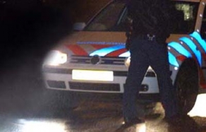 Fot van agent bij politieauto | Archief FBF.nl