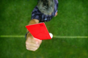Foto van scheidsrechter met rode kaart