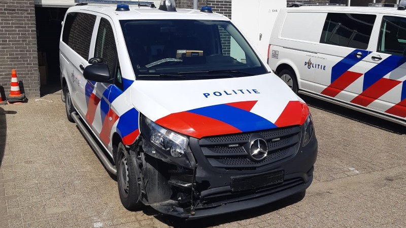 Beschadigde politieauto
