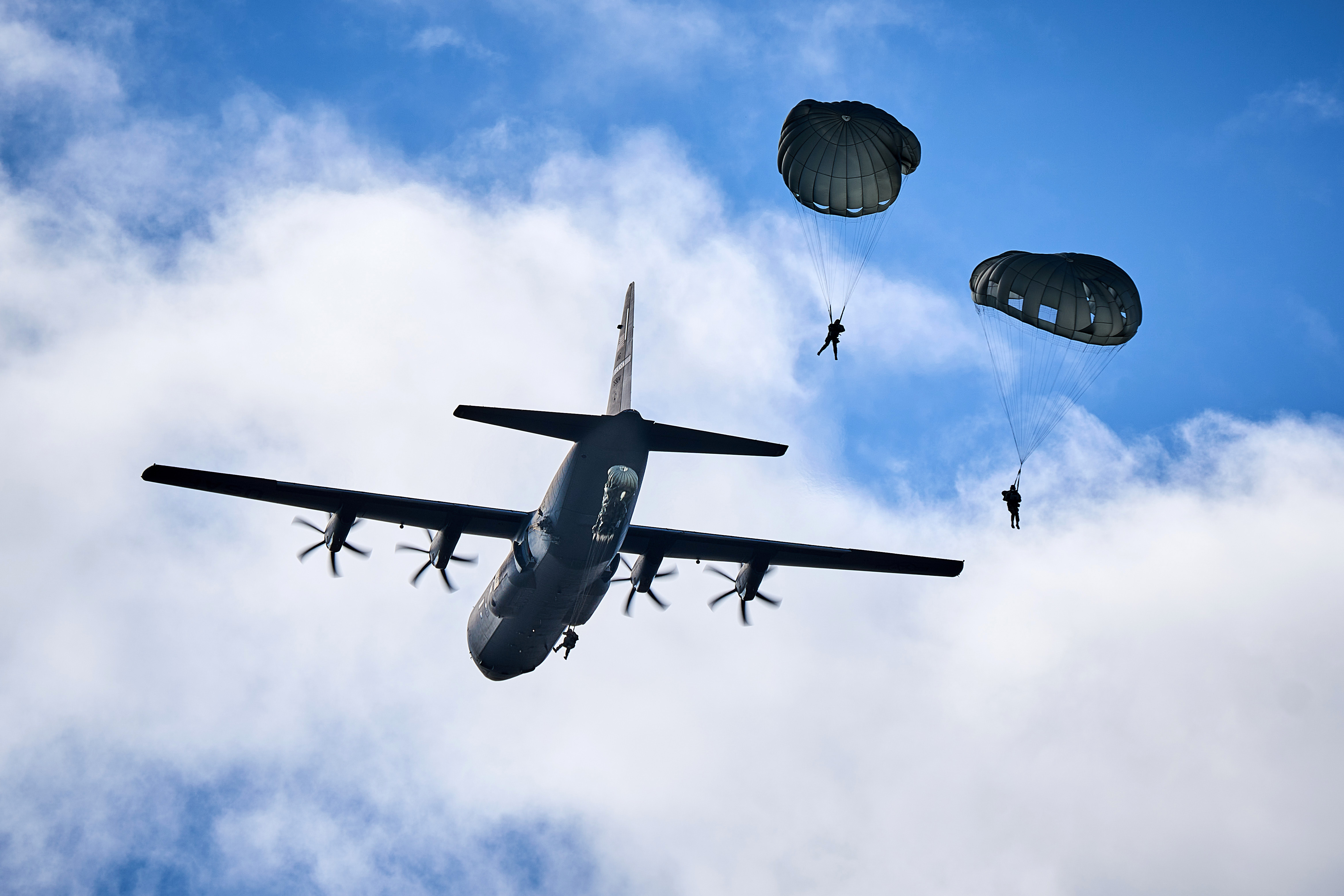 Parachutisten springen uit C-130