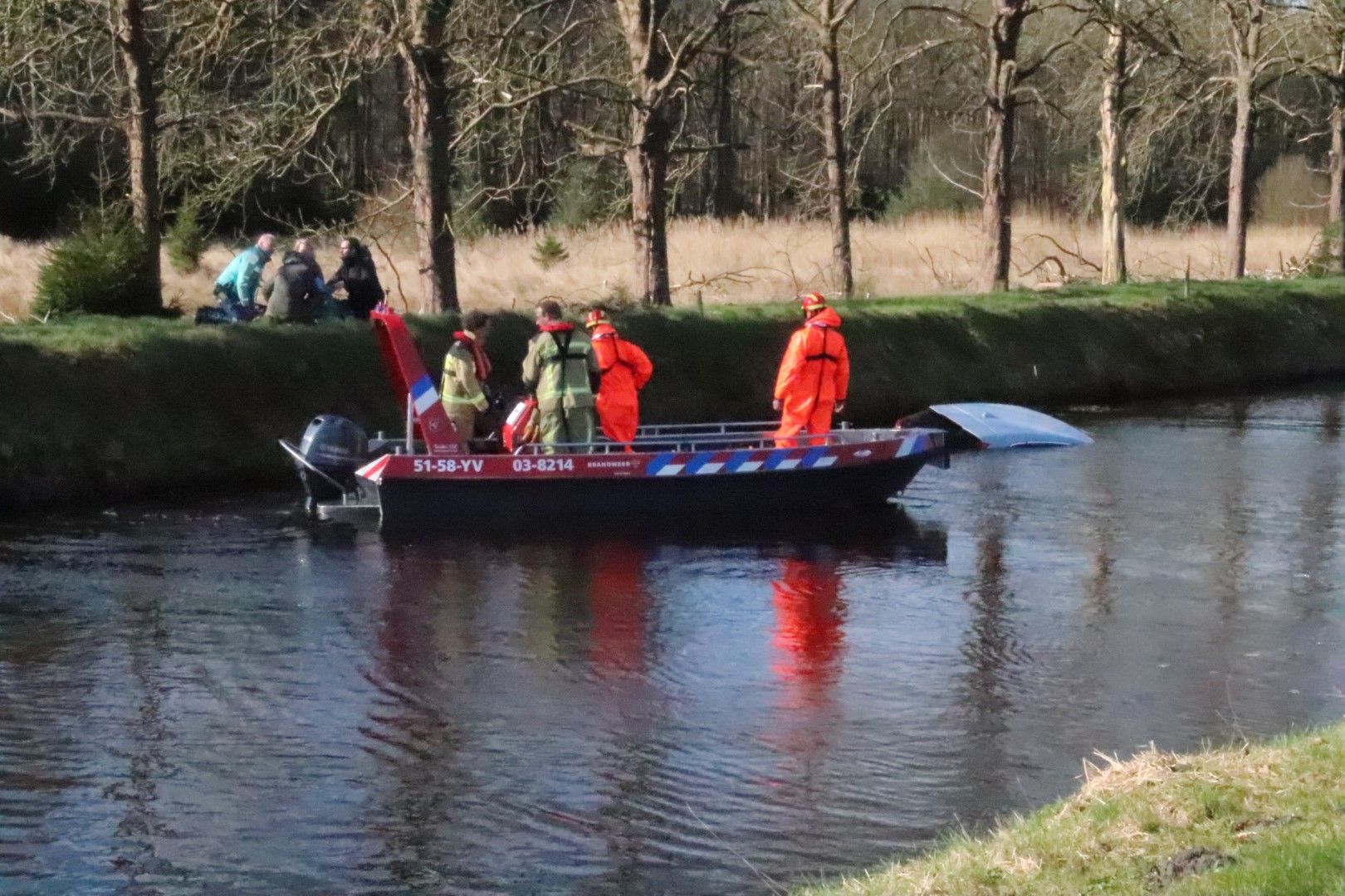 ambulancepersoneel ontfermt zich over slachtoffers