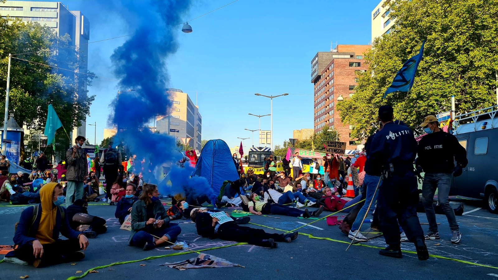 Extinction Rebellion blokkeert weg