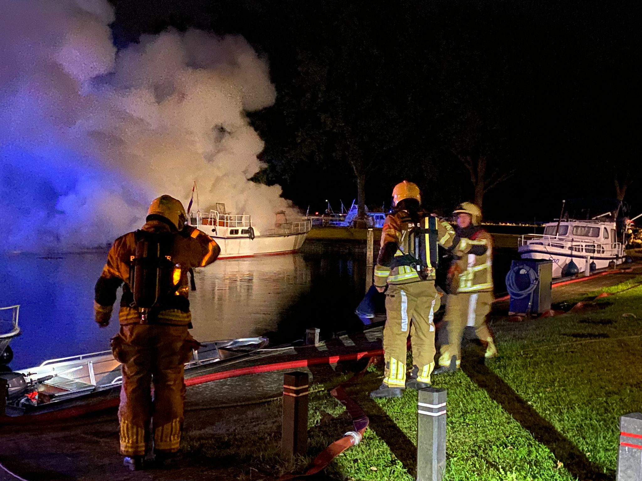 Brandweer blust brand op boot