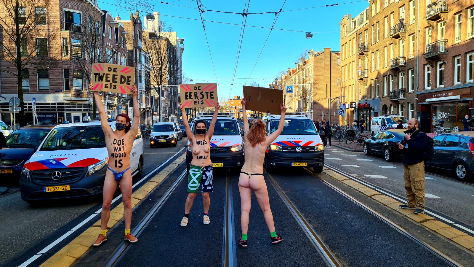 Half blote demonstranten op Overtoom