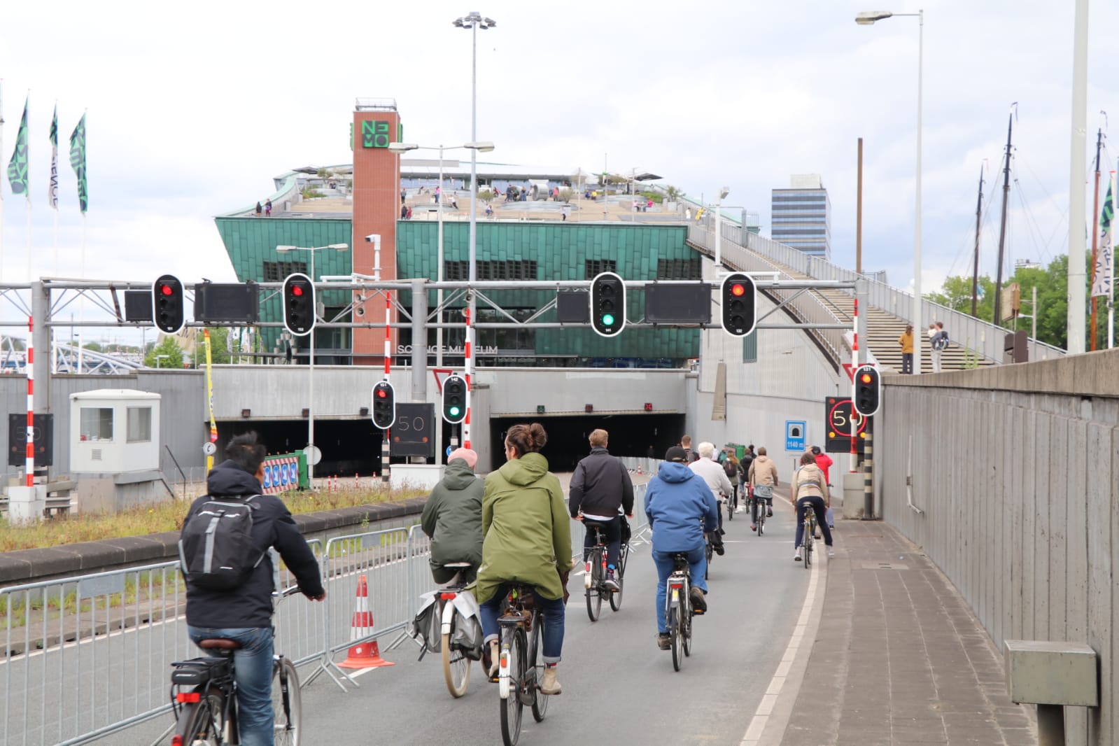 Foto van fietsers door IJtunnel
