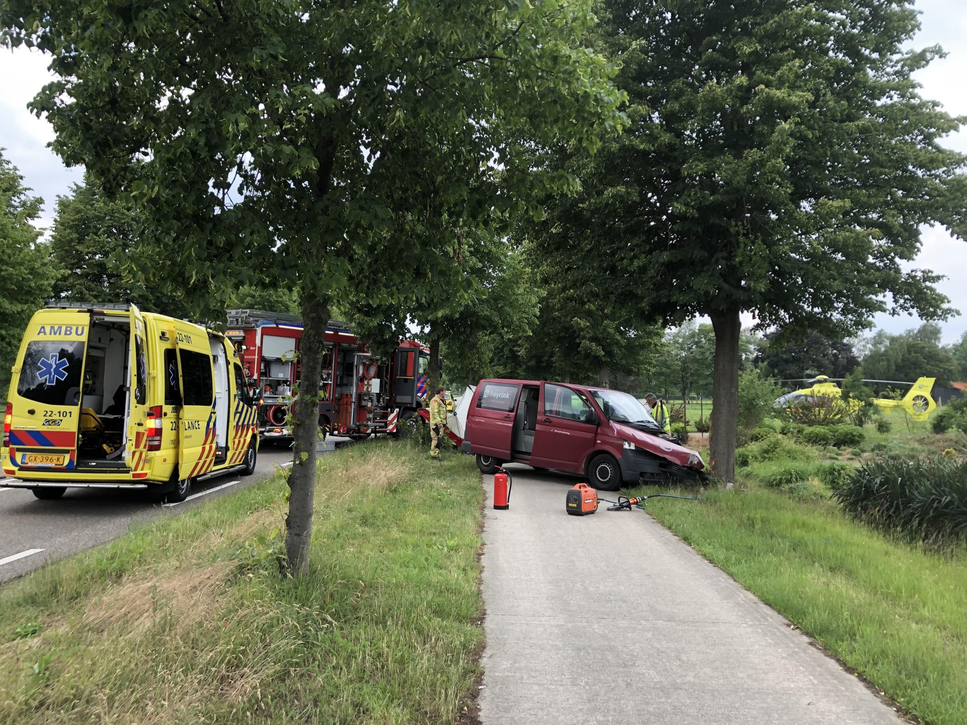 Foto van aanrijding tegen boom