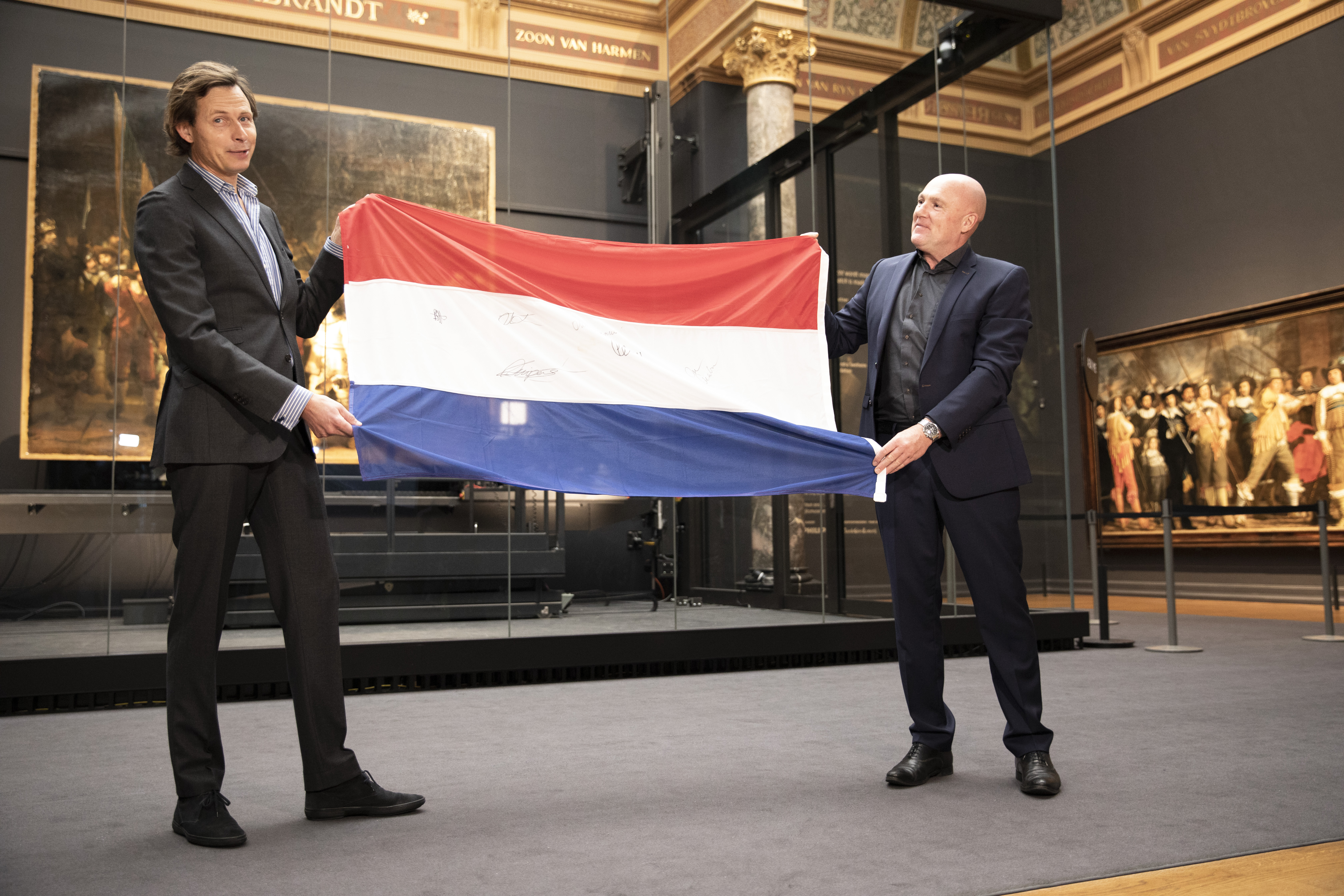 Overhandiging vlag André Kuipers aan het Rijksmuseum