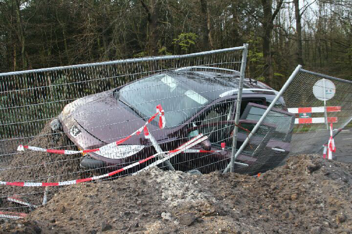 Auto rijdt door wegafzetting bij Schoonloo