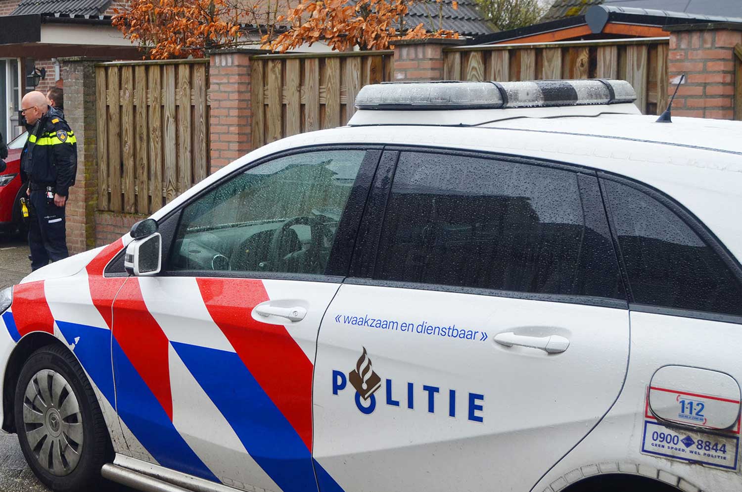 agenten-politieauto-woning