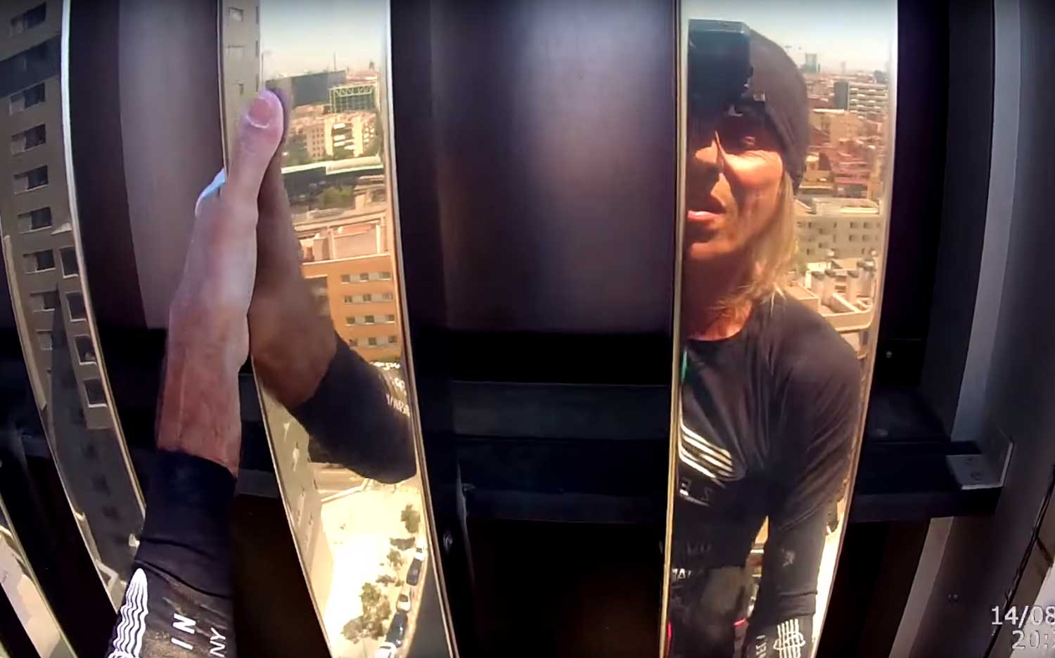Franse 'Spiderman' Alain Robert beklimt toren zonder veiligheidslijn