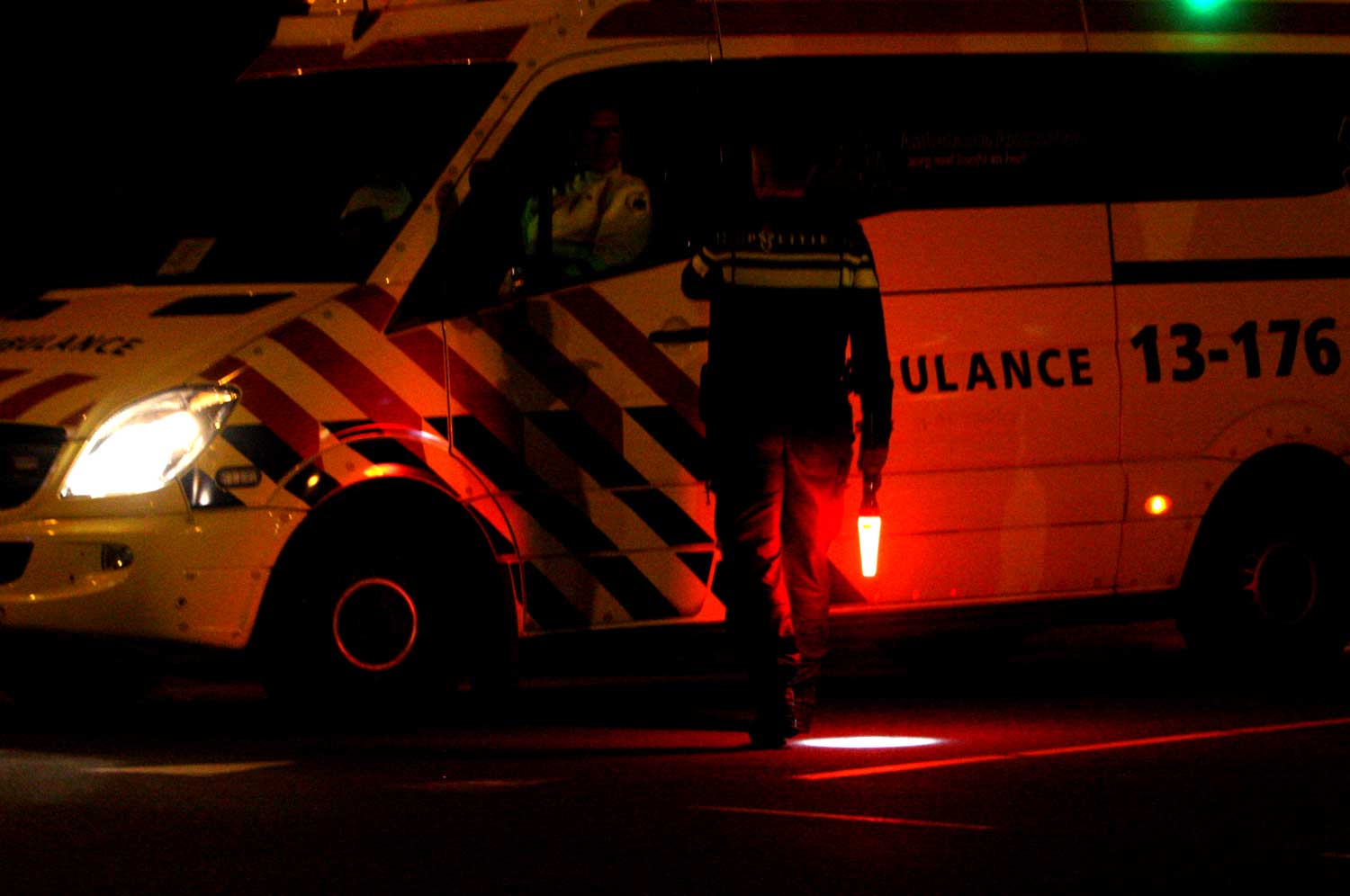 ambulance-donker-politieman-zaklamp