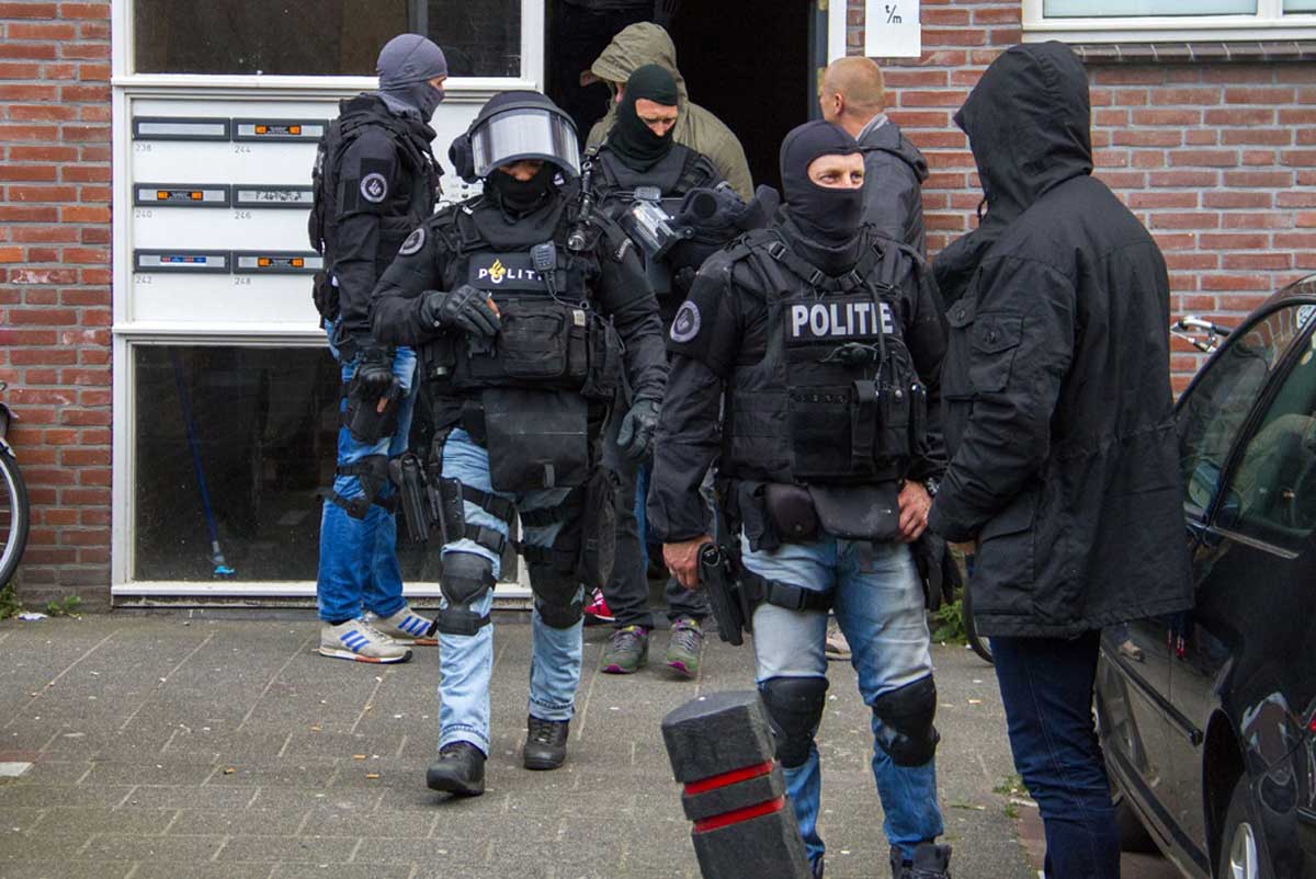 Arrestatieteam doet inval in Vlaardingse woning