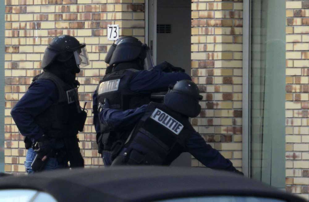 Foto van arrestatieteam bij woning | Archief Aneo Koning | www.fotokoning.nl