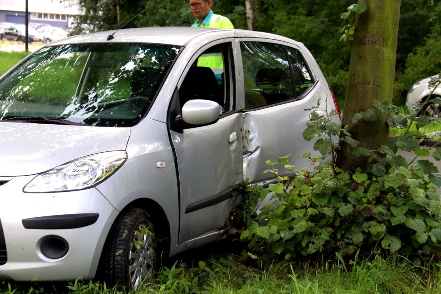 Eenzijdig ongeval tussen auto en boom