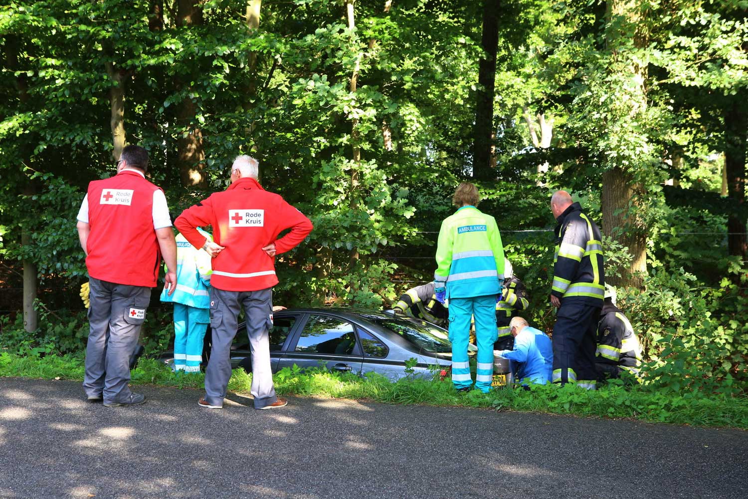 Oudere man rijdt met auto in de sloot in Sint-Michielsgestel