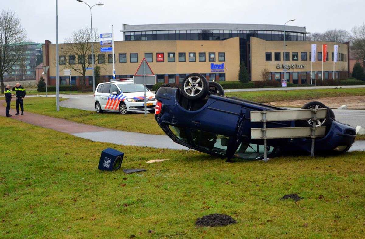 Auto slaat over de kop op Lloydsplein in Veendam