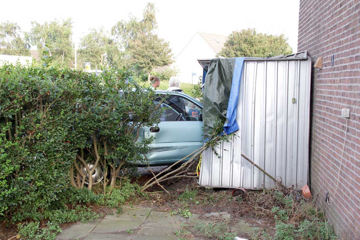 Auto rijdt schuurtje binnen na uitwijk manoeuvre