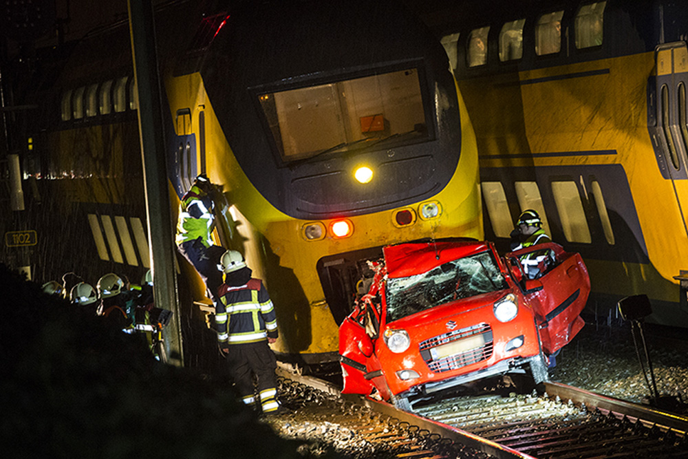 Foto van door trein geramde auto | Sander van Gils | www.persburosandervangils.nl