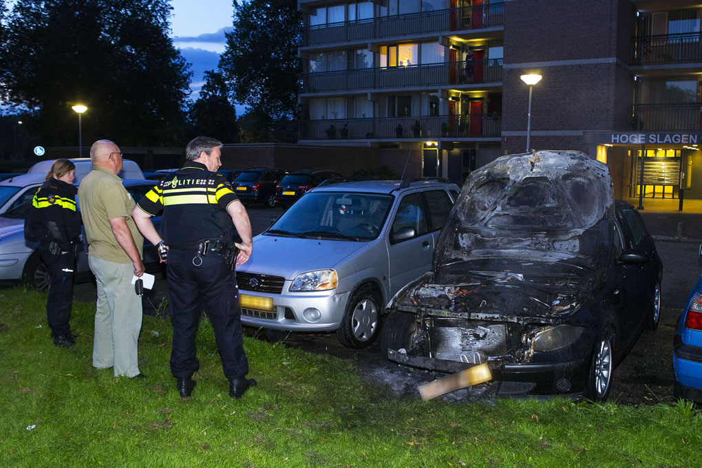 Auto in vlammen op in Den Bosch