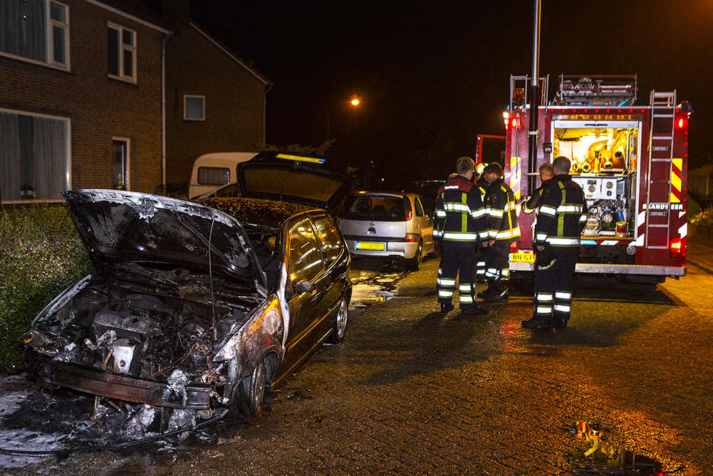 Felle brand verwoest auto in Helvoirt