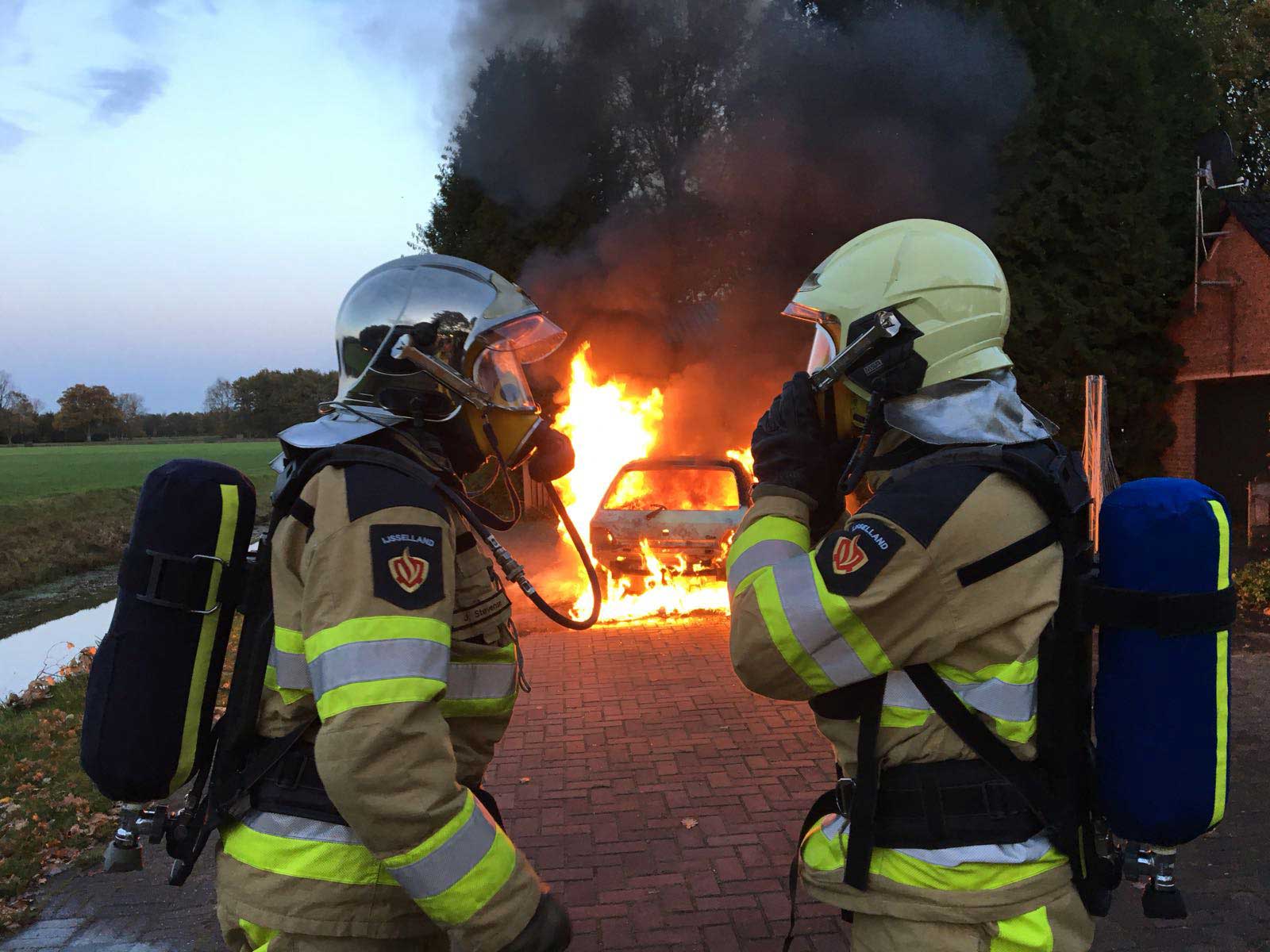 Auto volledig verwoest door brand Den Velde 