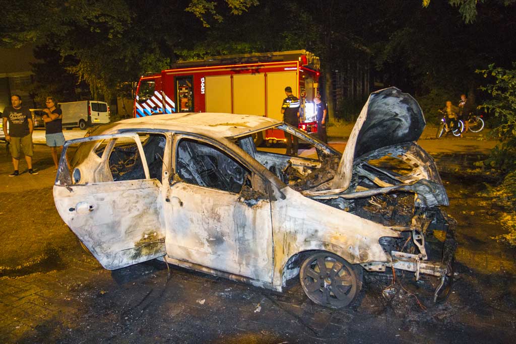 Auto gestript en daarna in brand gestoken Schiedam