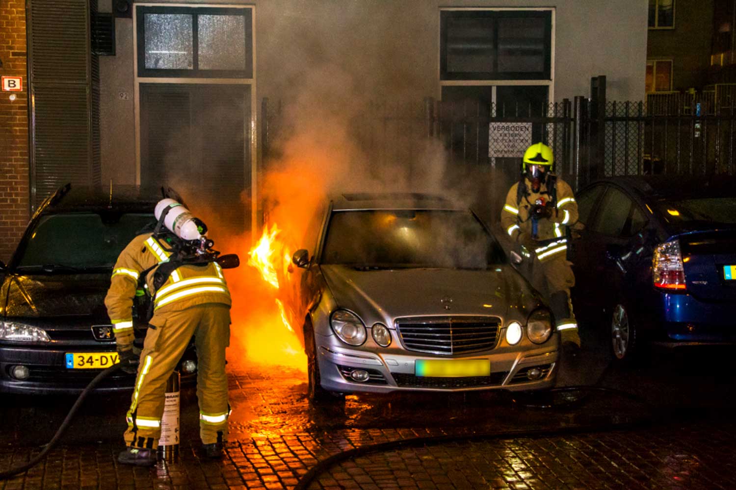 Autobrand lastig te blussen voor brandweer