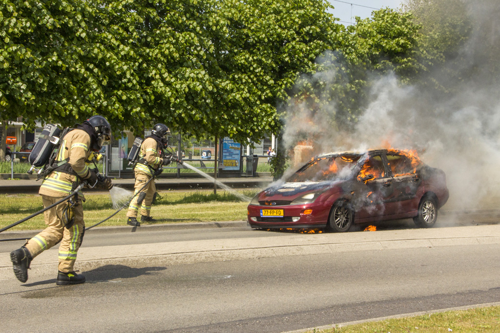 Auto vliegt tijdens het rijden in brand