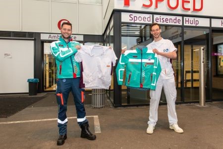 ambulanceverpleegkundige Robin Heijgen (links) en bachelor medische hulpverlening Melvin Nietveld met hun geruilde tenue.