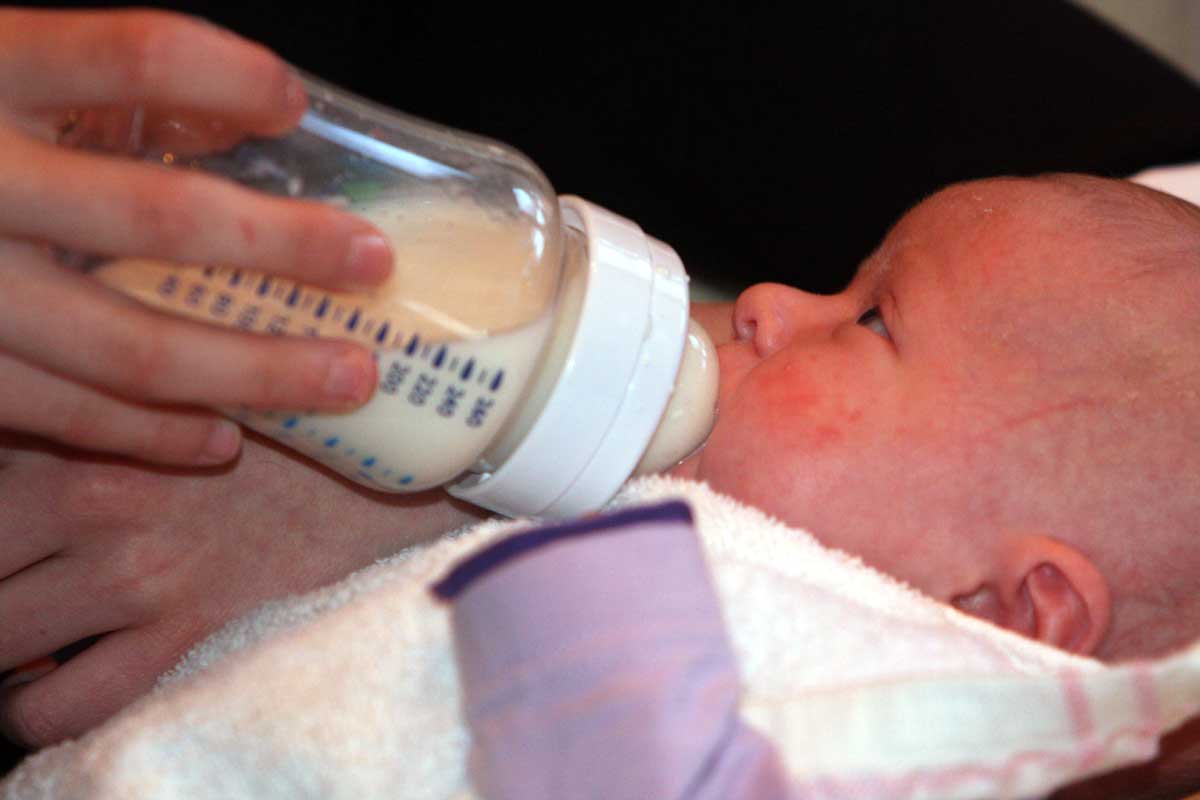 baby-moedermelk-fles-drinken