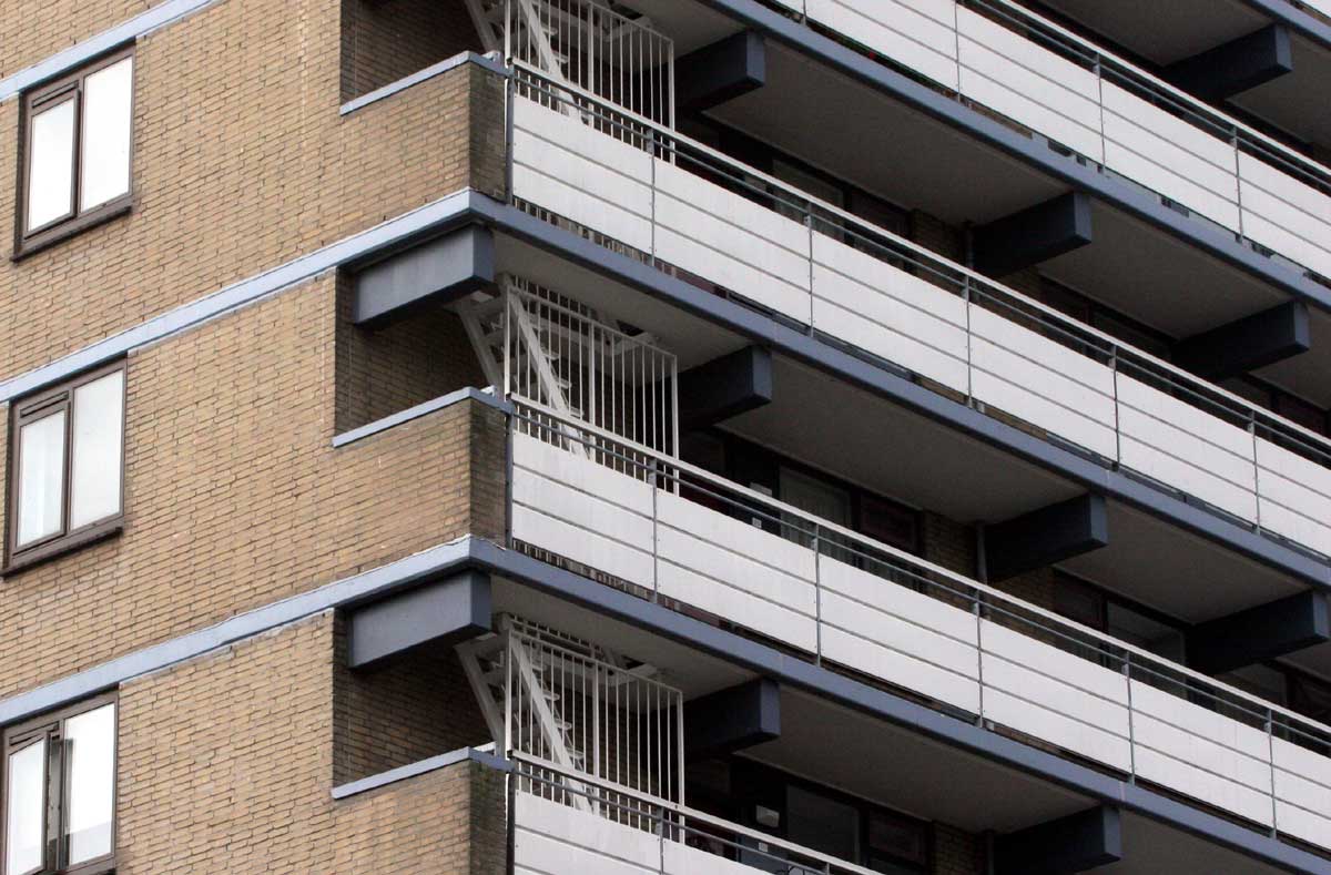 Woningbouwvereniging laat onveilige balkons met spoed repareren
