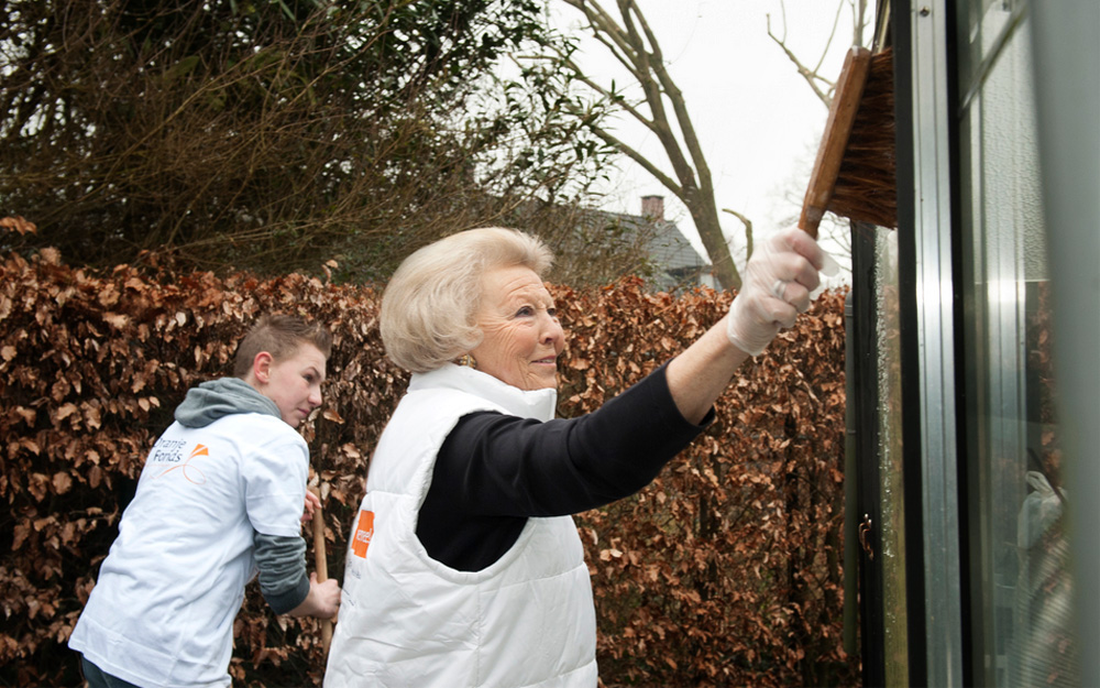 Prinses Beatrix maakt broeikas schoon voor NL doet