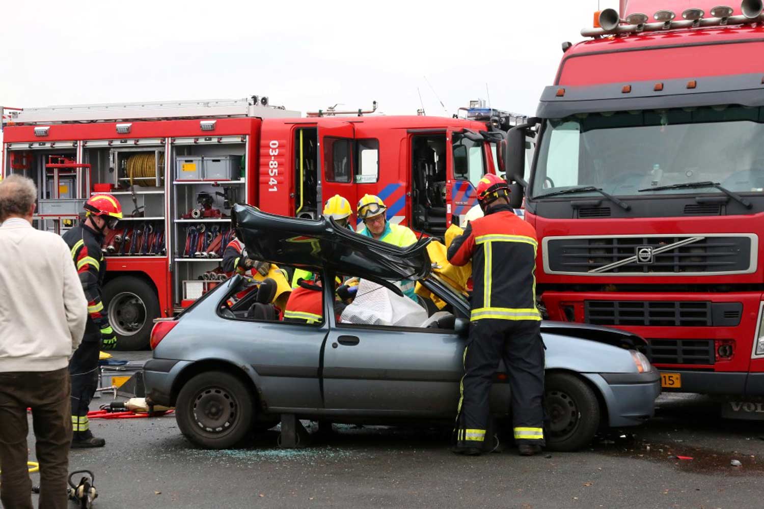 Automobilist bekneld bij ongeval bij Valthermond