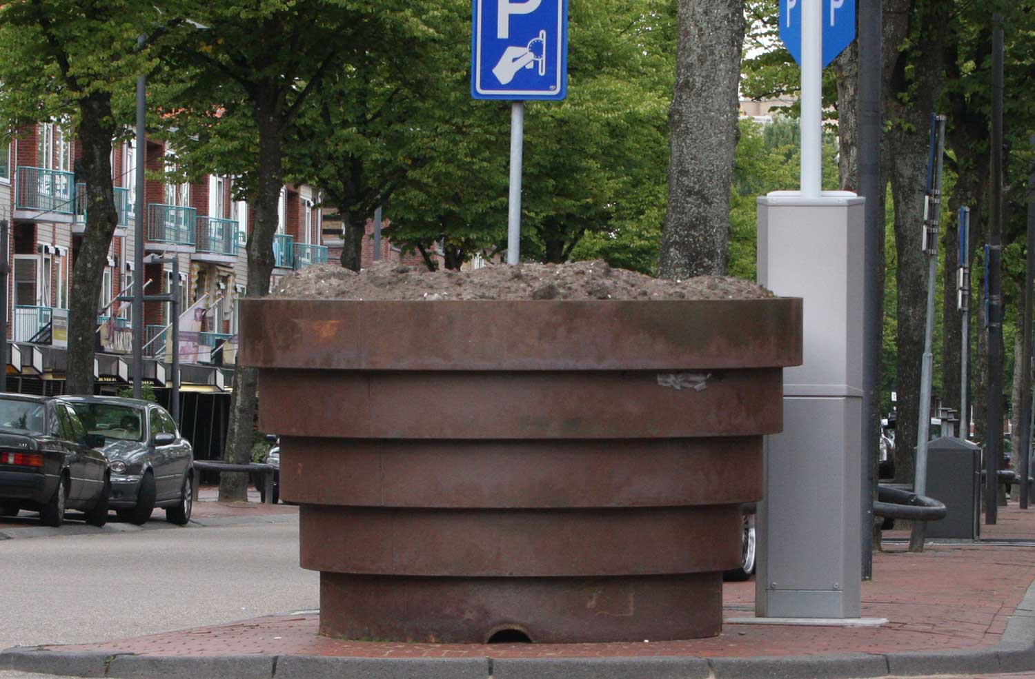 Verzwaarde bloembakken in centrum Rotterdam tegen aanslagen