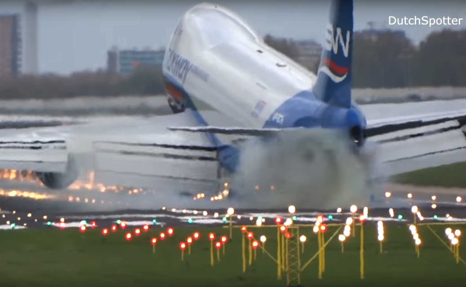Boeing 747 doet 'harde boink' op landingsbaan Schiphol