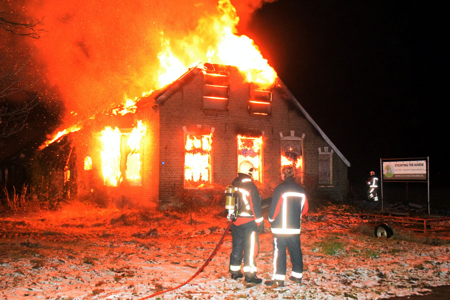 Boerderij in vlammen op in Hollandscheveld