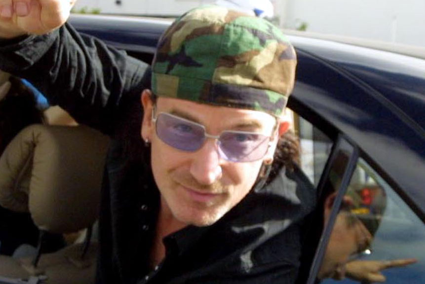 Bono, de frontman van U2, heeft zonnebril op om oogziekte
