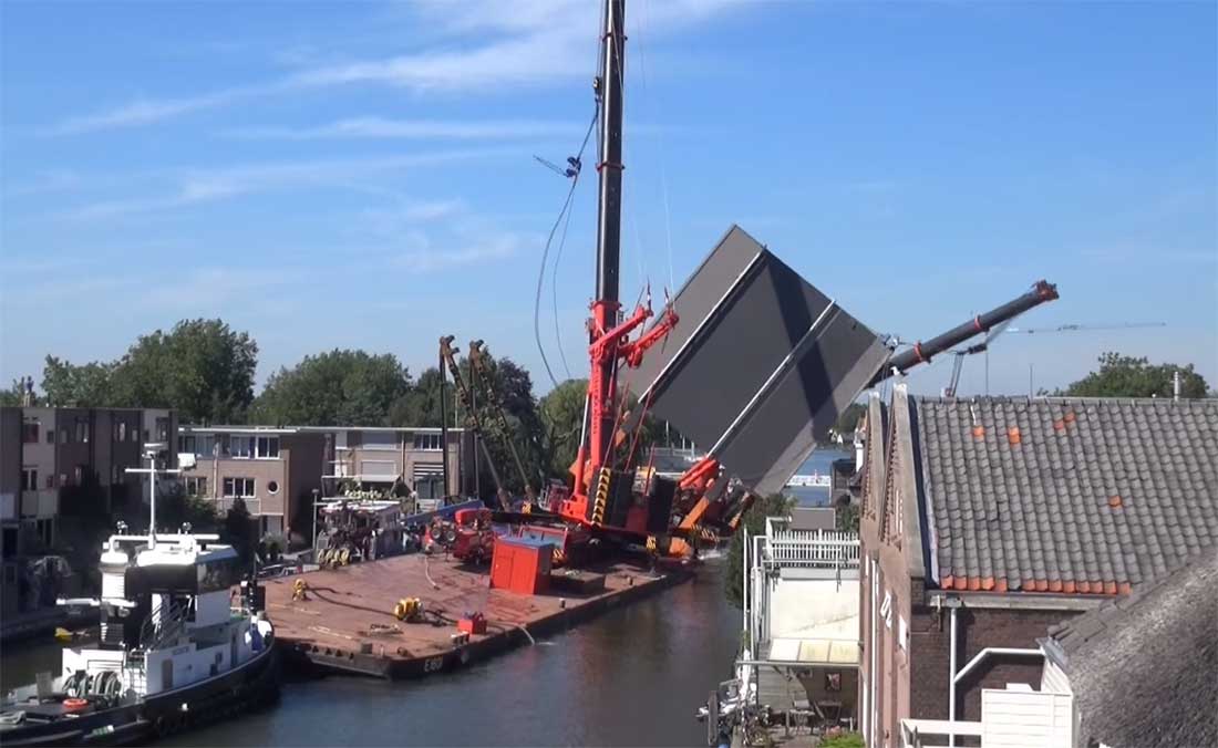 Inhijsen brugdeel Alphen a/d Rijn gaat fout kranen vallen om, meerdere gewonden