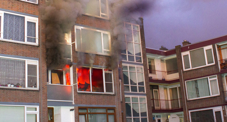 Mensen uit flat geëvacueerd bij brand